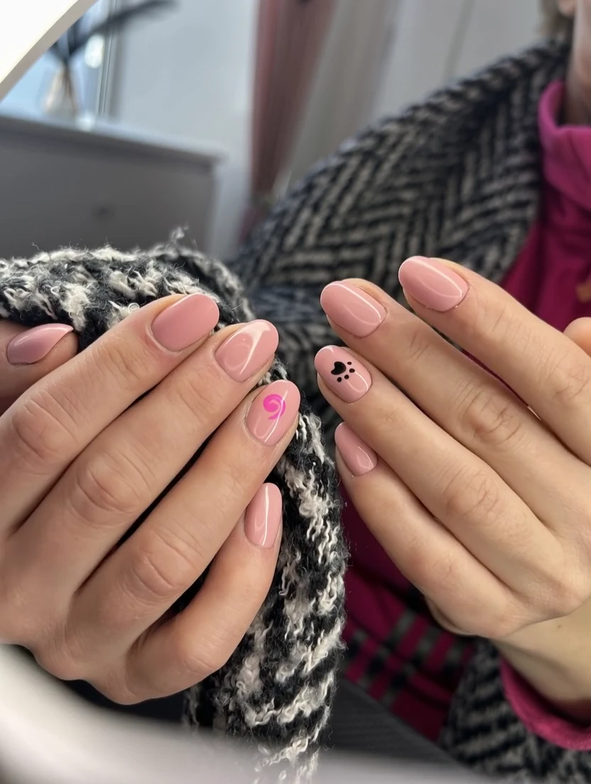 Pudroworóżowy manicure z drobnymi zdobieniami — zbliżenie na dłonie