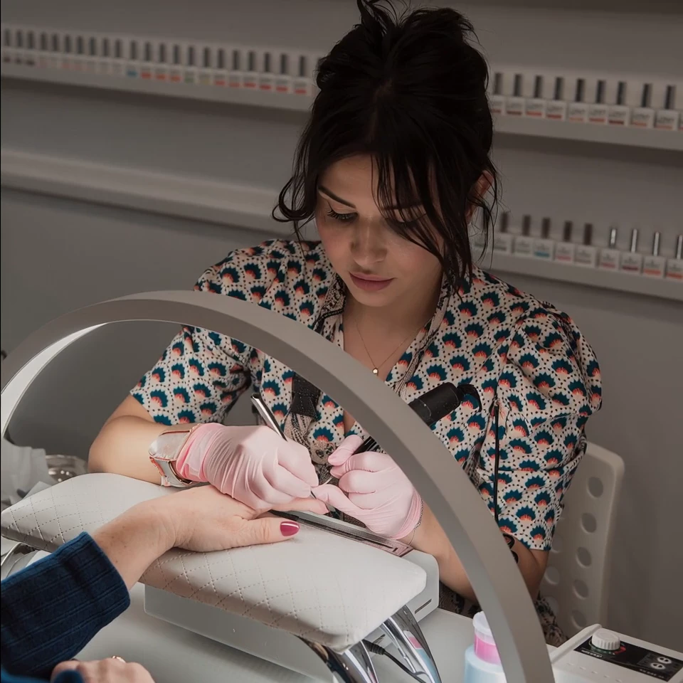 Monika podczas pracy nad stylizacją paznokci w Atelier Monique