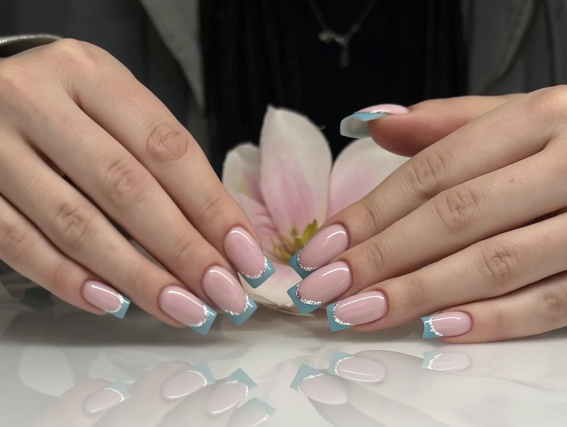 Miętowy french ze srebrną linią, wykonany w Atelier Monique