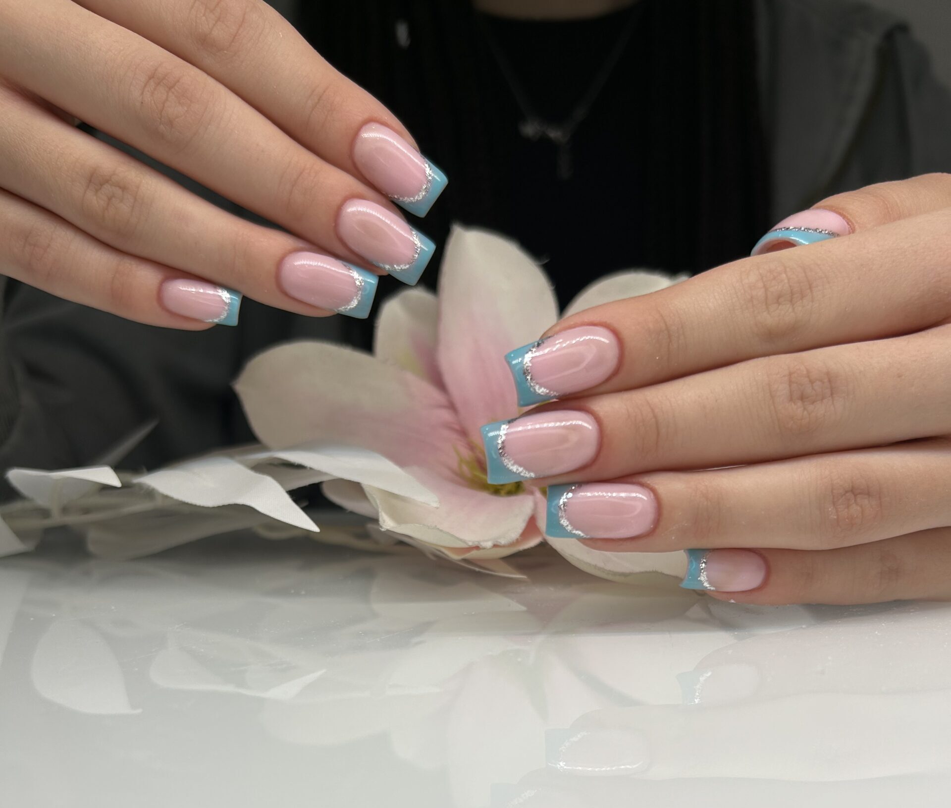 Jasnoróżowy manicure z miętowymi końcówkami i srebrzystą linią