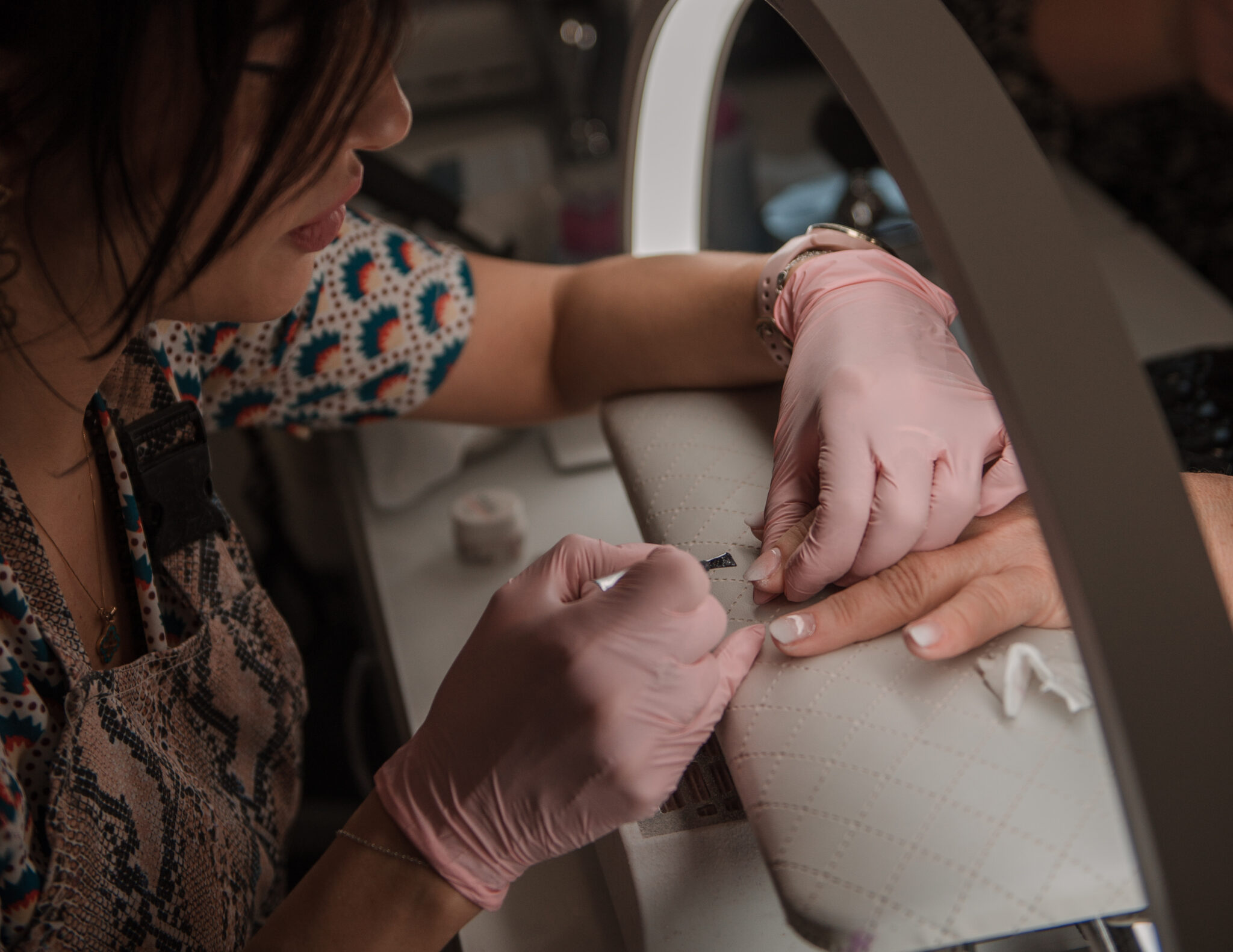 Praktyczna nauka manicure na modelce w Atelier Monique