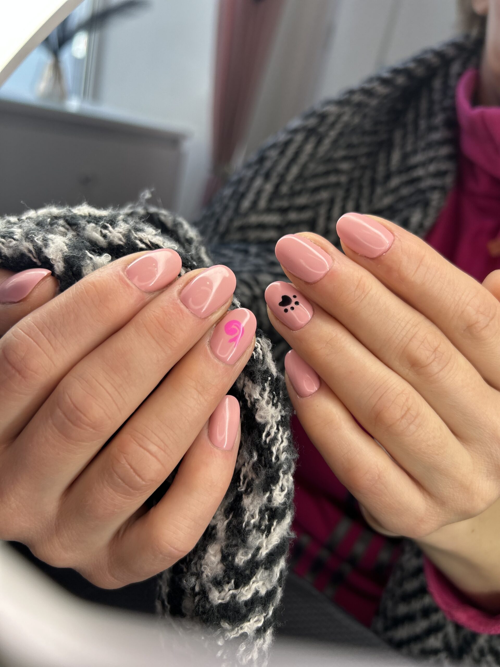 Różowy manicure z drobnymi zdobieniami na wybranych paznokciach